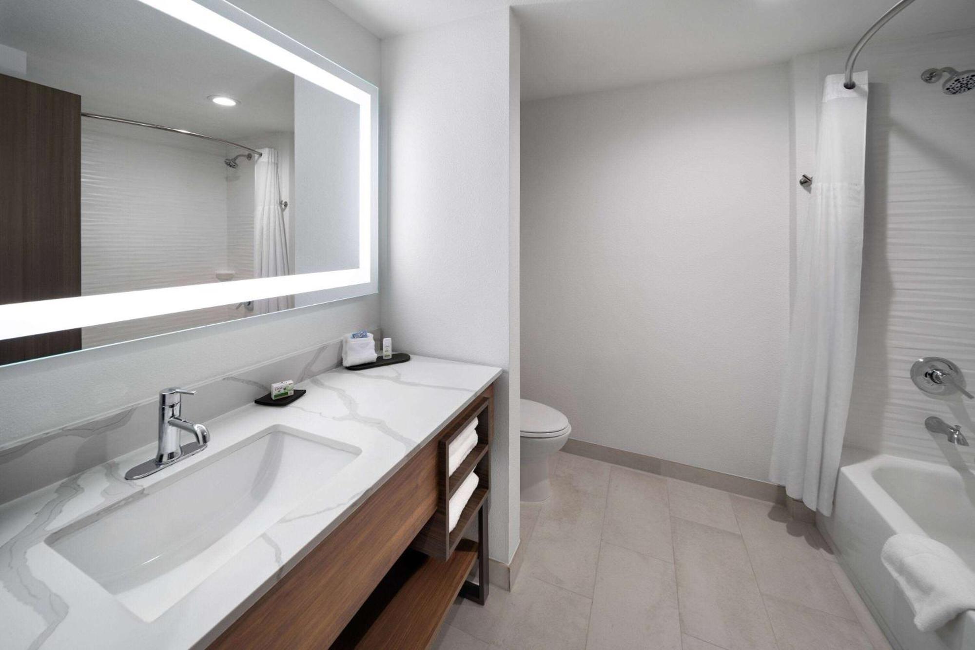 La Quinta Inn & Suites By Wyndham San Antonio At The Rim Экстерьер фото