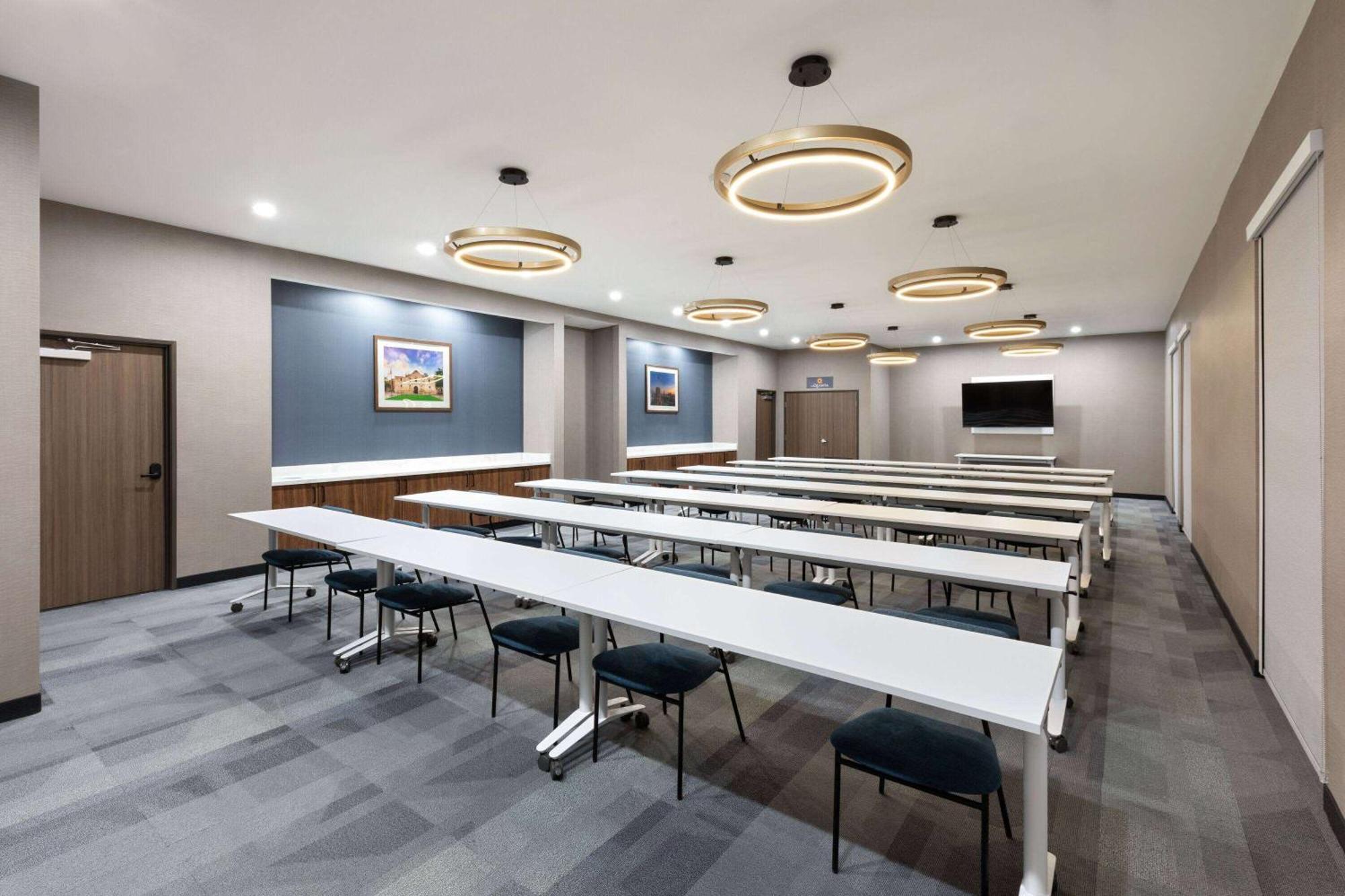 La Quinta Inn & Suites By Wyndham San Antonio At The Rim Экстерьер фото